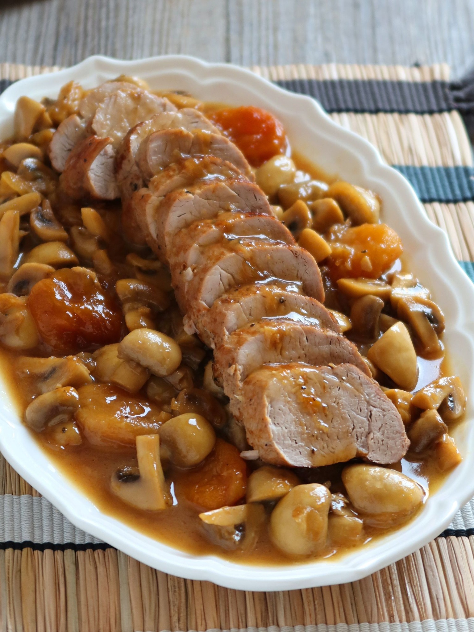 Solomillo de cerdo con champiñones y zanahorias (salsa marrón)