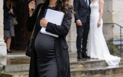 Se presentó a firmar los papeles del divorcio con ocho meses de embarazo… luego vio a su marido casarse con su amante ese mismo día, sonriendo como si lo hubiera perdido todo… Lo que él no sabía era que ella se marchaba con un secreto que destruiría todo lo que creía haber ganado.