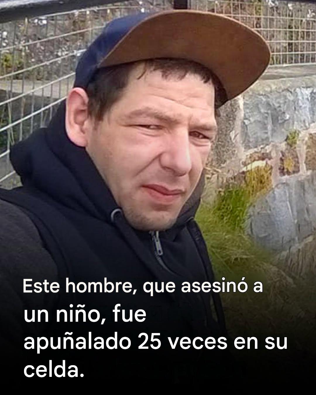 Durante el juicio por asesinato se reveló que un hombre que mató a un niño fue apuñalado 25 veces en cinco minutos en su celda y luego acostado “como si estuviera dormido”.
