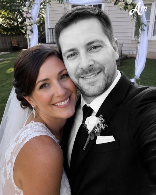 Mi esposo murió el día de nuestra boda. Una semana después, se sentó a mi lado en un autobús y me dijo: “No grites. Necesitas saber toda la verdad”.  Amaba a Karl con todo mi corazón, y habíamos estado juntos cuatro años antes de decidir casarnos.  Pero nuestra boda se convirtió en una pesadilla. Después de la ceremonia, se desmayó en el salón y no volvió a despertar. Cuando llegó la ambulancia, un paramédico dijo que probablemente se trataba de un ataque al corazón.  Sentí que el suelo se me abría bajo los pies. Me quedé allí llorando, vestida de novia, mientras se lo llevaban.  Luego se celebró el funeral.  Yo lo organicé todo. Vinieron mi familia, nuestros amigos en común y un primo de la familia de Karl. Ni siquiera sus padres aparecieron.  Lo curioso es que, cada vez que le preguntaba a Karl por sus padres o su familia, siempre lo evadía. Decía que una vez habían tenido una gran discusión y que no se habían hablado desde entonces. Decía que no quería tocar ese tema, así que dejé de preguntar.  Me sorprendió que no vinieran al funeral. Me acerqué al primo de Karl y le pregunté al respecto.  Murmuró que los padres de Karl eran ricos y que jamás perdonarían un error como el que Karl había cometido.  Cuando intenté preguntarle a qué error se refería, se dio la vuelta y desapareció rápidamente. Esa noche no pude quedarme en casa. Me sentía fatal, así que a la mañana siguiente compré un billete de autobús, solo para irme de la ciudad. Preparé una pequeña mochila y, al anochecer, subí al autobús.  En la siguiente parada, un hombre con gorra subió al autobús y se sentó a mi lado. Olí una colonia dolorosamente familiar. Giró ligeramente la cabeza hacia mí. El corazón casi se me para. Era Karl. O al menos, alguien que se parecía muchísimo a él.  Antes de que pudiera decir nada, se inclinó y susurró: “No grites. TIENES QUE SABER TODA LA VERDAD. Actúa con normalidad”. Me temblaba la voz. “¿QUÉ VERDAD? ¿QUÉ DEMONIOS ESTÁ PASANDO?!” ⬇️
