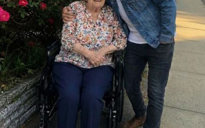 Cuidé de mi vecina de ochenta y cinco años porque me prometió que heredaría todo lo que tenía. Pero después de su fallecimiento, en su testamento decía que no recibiría absolutamente nada. A la mañana siguiente, su abogado apareció en mi puerta con una vieja lonchera abollada y me dijo: «En realidad, sí te dejó UNA cosa».  Nunca tuve una familia de verdad.  Mi madre desapareció cuando yo era un bebé, y mi padre pasó la mayor parte de mi infancia en la cárcel. El sistema de acogida me enseñó lecciones que ningún niño debería aprender: no confiar demasiado rápido en las promesas, no establecerse demasiado pronto y nunca dar por sentado que alguien se quedará.