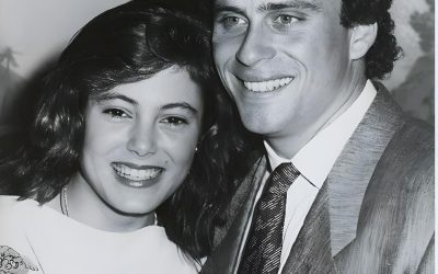 ¿Lo recuerdas? 👀 Esta foto muestra un rostro joven que alguna vez captó la atención de todos, tomada mucho antes de que la fama llegara por completo a su vida. 📸 Con su belleza clásica y el ambiente típico de los años 80, esta imagen captura un instante detenido en el tiempo, en una época en la que el futuro todavía estaba lleno de promesas. ¿Serás capaz de reconocer a esta persona? 🤔💭 👉👉 Desliza hasta el primer comentario para descubrir la respuesta y ver la foto de la que todos están hablando.