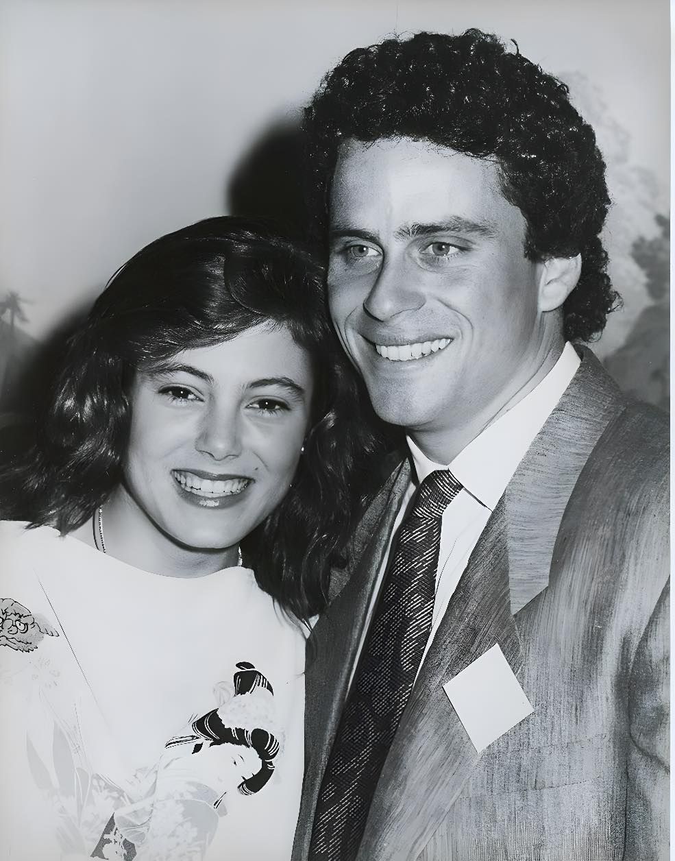 ¿Lo recuerdas? 👀 Esta foto muestra un rostro joven que alguna vez captó la atención de todos, tomada mucho antes de que la fama llegara por completo a su vida. 📸 Con su belleza clásica y el ambiente típico de los años 80, esta imagen captura un instante detenido en el tiempo, en una época en la que el futuro todavía estaba lleno de promesas. ¿Serás capaz de reconocer a esta persona? 🤔💭 👉👉 Desliza hasta el primer comentario para descubrir la respuesta y ver la foto de la que todos están hablando.