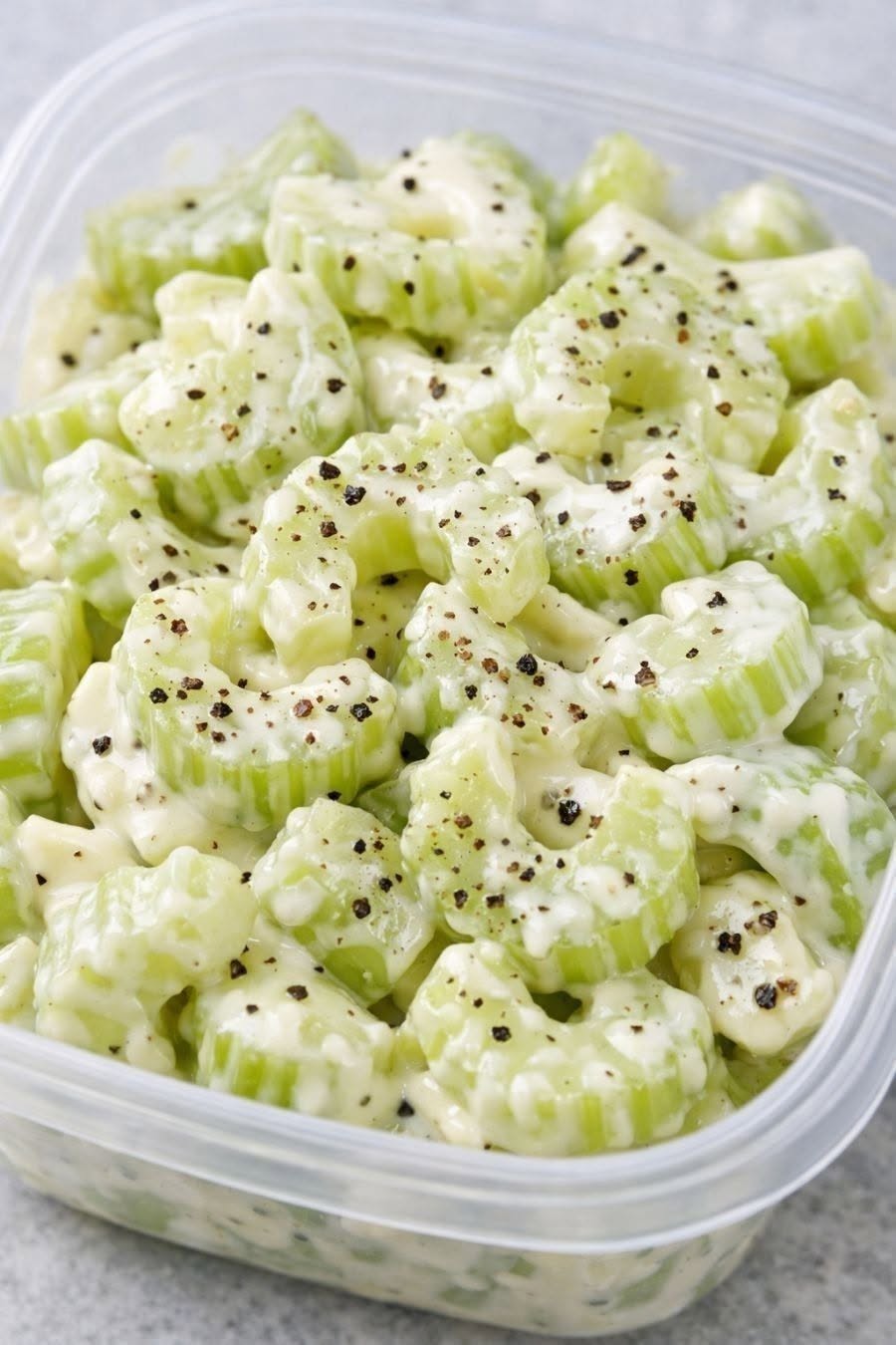 Ensalada cremosa de apio (guarnición clásica fácil con solo 4 ingredientes)