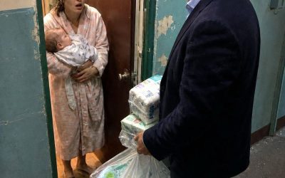 Accidentalmente le envió un mensaje de texto a un multimillonario pidiéndole 50 dólares para leche de fórmula para bebés. Horas después, él apareció en su puerta.