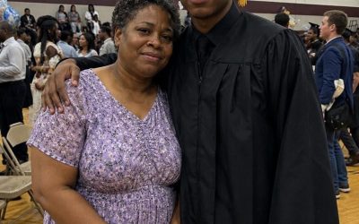 Mis compañeros se burlaban de mí porque soy hijo de un basurero, pero en la graduación, solo dije una frase… y todos se quedaron en silencio y lloraron.  Soy Liam (18 años). Desde que tengo memoria, mi vida ha olido a diésel, lejía y al interior de un camión de basura.  Mi madre era estudiante de enfermería, tenía marido y un futuro por delante, hasta que mi padre se lesionó en una obra.  Así que en el barrio la conocían como “la basurera”.  En el colegio, me convertí en “el hijo de la basurera”.  Nadie quería sentarse conmigo. Cuando pasaba, mis compañeros se tapaban la nariz a propósito. Nunca tuve amigos, pero nunca se lo conté a mi madre; ella estaba convencida de que tenía buenos amigos en el colegio, porque no quería disgustarla.  Así transcurrieron todos mis años escolares.  Todos se preparaban para la graduación, menos yo. Yo ya tenía un plan para que fuera inolvidable para mí y para todos los demás. Cuando llegó mi turno de dar mi discurso de graduación, caminé hacia el centro del salón con el micrófono y dije en voz alta: «Mi madre ha estado recogiendo su basura durante años, así que hoy estoy aquí para devolverles algo que ustedes tiraron». Si quieren leer la historia completa, escriban «OK» en los comentarios. Luego, pulsen «Ver todos los comentarios» y consulten mi primer comentario para leer la historia completa.
