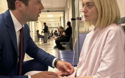 Dos meses después de mi divorcio, encontré a mi exesposa sentada sola en el pasillo de un hospital… y en el instante en que me di cuenta de que era ella, algo se rompió dentro de mí.  Jamás pensé que la volvería a ver así.  Llevaba una bata de hospital pálida, sentada en silencio en un rincón del pasillo con la mirada perdida en la nada. Se veía débil, agotada, casi invisible para el mundo que la rodeaba.  Por un momento, olvidé cómo respirar.  Era Maya.  Mi exesposa.  La mujer de la que me había divorciado hacía solo dos meses.  Me llamo Arjun. Tengo treinta y cuatro años, soy un oficinista común y corriente que intenta llevar una vida normal.  Maya y yo estuvimos casados ​​durante cinco años.  Para todos los demás, nuestro matrimonio parecía tranquilo y estable. Maya era dulce, tranquila, nunca buscaba llamar la atención. Pero de alguna manera, hacía que nuestro hogar se sintiera seguro. Por muy difícil que hubiera sido mi día, verla al entrar por la puerta me tranquilizaba.  Como la mayoría de las parejas casadas, teníamos Sueños.  Un hogar propio.  Hijos.  Una pequeña familia llena de calidez.  Pero después de tres años de matrimonio y dos abortos espontáneos desgarradores, algo entre nosotros comenzó a cambiar lentamente.  Maya se volvió más silenciosa.  Una tristeza profunda y constante se instaló en sus ojos, como un agotamiento que ya no podía ocultar.  Y yo también cambié.  Empecé a quedarme hasta más tarde en el trabajo. Evitaba las conversaciones difíciles. Me refugié en los plazos de entrega y las horas extras porque era más fácil que enfrentar el silencio que crecía en nuestro hogar.  Las pequeñas discusiones se convirtieron en parte de nuestra rutina.  Nada ruidoso.  Nada dramático.  Solo dos personas agotadas que se distanciaban cada vez más sin saber cómo detenerlo.  No puedo fingir que era inocente.  No lo era.  Una noche de abril, después de otra discusión sin sentido que nos dejó a ambos emocionalmente vacíos, finalmente dije las palabras que ninguno de los dos quería escuchar.  «Maya… tal vez deberíamos divorciarnos».  Me miró fijamente durante un buen rato.  Luego preguntó en voz baja:  “Ya lo habías decidido antes de decirlo, ¿verdad?”  No supe qué responder.  Solo asentí.  No gritó.  No lloró.  De alguna manera, eso dolió aún más.  Simplemente bajó la mirada y esa misma noche empezó a empacar sus cosas.  El divorcio fue rápido.  Demasiado rápido.  Casi como si ambos nos hubiéramos estado preparando mucho antes de firmar los papeles.  Después, me mudé a un pequeño apartamento alquilado en Budapest y me obligué a seguir una rutina sencilla.  Trabajar durante el día.  Tomar algo con compañeros de trabajo de vez en cuando.  Cine por la noche.  Silencio en todas partes.  Nada de cena caliente esperándome en casa.  Ningún paso familiar por la mañana.  Ninguna voz suave preguntando:  “¿Ya has comido?”  Aun así, me decía a mí mismo que había tomado la decisión correcta.  Al menos, esa era la mentira que me repetía.  Pasaron dos meses así.  Vivía como un fantasma.  Algunas noches, me despertaba sudando después de soñar que Maya me llamaba.  Entonces llegó el día que lo cambió todo.  Fui a la Clínica Semmelweis a visitar a mi mejor amigo Rohit después de su cirugía.  Mientras caminaba por el ala de medicina interna, algo en el rabillo del ojo me hizo detenerme.  Entonces la vi.  Maya.  Estaba sentada en silencio contra la pared, con una bata de hospital azul claro.  Su largo y hermoso cabello había desaparecido, cortado dolorosamente.  Su rostro estaba pálido y demacrado.  Ojeras se cernían bajo sus ojos.  Un soporte para suero estaba junto a su silla.  Me quedé paralizado.  Las preguntas me asaltaron de golpe.  ¿Qué le había pasado?  ¿Por qué estaba allí?  ¿Por qué estaba sola?  Me acerqué a ella lentamente, con las manos en alto. Temblorosa.  —¿Maya?  Levantó la vista de repente.  Por un instante, la sorpresa cruzó su rostro cansado.  —¿Arjun…?  Sentí un nudo en el estómago.  —¿Qué te pasó? —pregunté rápidamente—. ¿Por qué estás aquí?  Apartó la mirada al instante.  —No es nada —susurró débilmente—. Solo unas pruebas.  Me senté a su lado y con cuidado le tomé la mano.  Estaba helada.  —Maya… no me mientas.  Tragué saliva con dificultad.  —Veo que no estás bien.  Durante varios segundos, no dijo nada.  Entonces, finalmente… empezó a hablar.  Historia completa en el primer comentario 👇👇👇