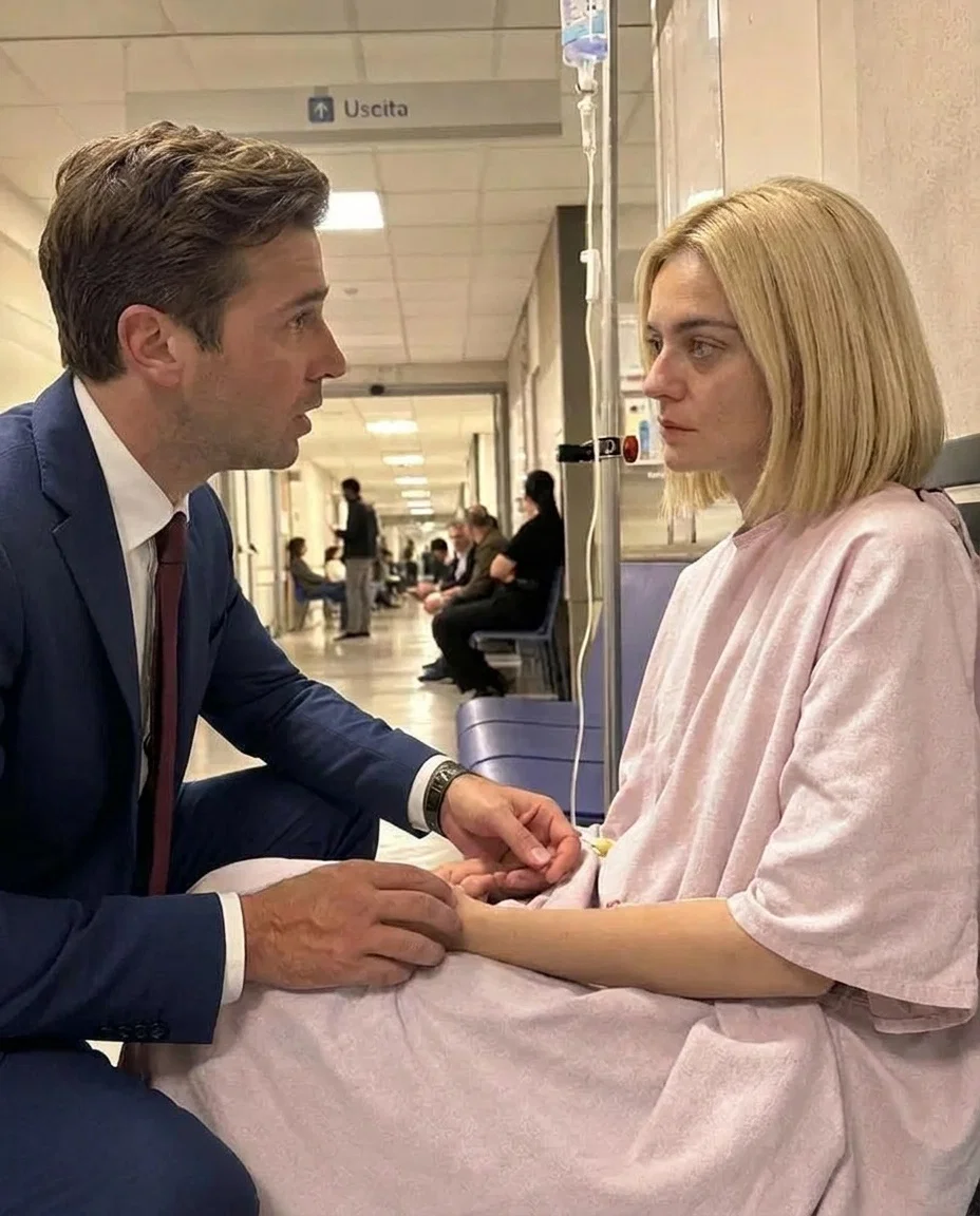 Dos meses después de mi divorcio, encontré a mi exesposa sentada sola en el pasillo de un hospital… y en el instante en que me di cuenta de que era ella, algo se rompió dentro de mí.  Jamás pensé que la volvería a ver así.  Llevaba una bata de hospital pálida, sentada en silencio en un rincón del pasillo con la mirada perdida en la nada. Se veía débil, agotada, casi invisible para el mundo que la rodeaba.  Por un momento, olvidé cómo respirar.  Era Maya.  Mi exesposa.  La mujer de la que me había divorciado hacía solo dos meses.  Me llamo Arjun. Tengo treinta y cuatro años, soy un oficinista común y corriente que intenta llevar una vida normal.  Maya y yo estuvimos casados ​​durante cinco años.  Para todos los demás, nuestro matrimonio parecía tranquilo y estable. Maya era dulce, tranquila, nunca buscaba llamar la atención. Pero de alguna manera, hacía que nuestro hogar se sintiera seguro. Por muy difícil que hubiera sido mi día, verla al entrar por la puerta me tranquilizaba.  Como la mayoría de las parejas casadas, teníamos Sueños.  Un hogar propio.  Hijos.  Una pequeña familia llena de calidez.  Pero después de tres años de matrimonio y dos abortos espontáneos desgarradores, algo entre nosotros comenzó a cambiar lentamente.  Maya se volvió más silenciosa.  Una tristeza profunda y constante se instaló en sus ojos, como un agotamiento que ya no podía ocultar.  Y yo también cambié.  Empecé a quedarme hasta más tarde en el trabajo. Evitaba las conversaciones difíciles. Me refugié en los plazos de entrega y las horas extras porque era más fácil que enfrentar el silencio que crecía en nuestro hogar.  Las pequeñas discusiones se convirtieron en parte de nuestra rutina.  Nada ruidoso.  Nada dramático.  Solo dos personas agotadas que se distanciaban cada vez más sin saber cómo detenerlo.  No puedo fingir que era inocente.  No lo era.  Una noche de abril, después de otra discusión sin sentido que nos dejó a ambos emocionalmente vacíos, finalmente dije las palabras que ninguno de los dos quería escuchar.  «Maya… tal vez deberíamos divorciarnos».  Me miró fijamente durante un buen rato.  Luego preguntó en voz baja:  “Ya lo habías decidido antes de decirlo, ¿verdad?”  No supe qué responder.  Solo asentí.  No gritó.  No lloró.  De alguna manera, eso dolió aún más.  Simplemente bajó la mirada y esa misma noche empezó a empacar sus cosas.  El divorcio fue rápido.  Demasiado rápido.  Casi como si ambos nos hubiéramos estado preparando mucho antes de firmar los papeles.  Después, me mudé a un pequeño apartamento alquilado en Budapest y me obligué a seguir una rutina sencilla.  Trabajar durante el día.  Tomar algo con compañeros de trabajo de vez en cuando.  Cine por la noche.  Silencio en todas partes.  Nada de cena caliente esperándome en casa.  Ningún paso familiar por la mañana.  Ninguna voz suave preguntando:  “¿Ya has comido?”  Aun así, me decía a mí mismo que había tomado la decisión correcta.  Al menos, esa era la mentira que me repetía.  Pasaron dos meses así.  Vivía como un fantasma.  Algunas noches, me despertaba sudando después de soñar que Maya me llamaba.  Entonces llegó el día que lo cambió todo.  Fui a la Clínica Semmelweis a visitar a mi mejor amigo Rohit después de su cirugía.  Mientras caminaba por el ala de medicina interna, algo en el rabillo del ojo me hizo detenerme.  Entonces la vi.  Maya.  Estaba sentada en silencio contra la pared, con una bata de hospital azul claro.  Su largo y hermoso cabello había desaparecido, cortado dolorosamente.  Su rostro estaba pálido y demacrado.  Ojeras se cernían bajo sus ojos.  Un soporte para suero estaba junto a su silla.  Me quedé paralizado.  Las preguntas me asaltaron de golpe.  ¿Qué le había pasado?  ¿Por qué estaba allí?  ¿Por qué estaba sola?  Me acerqué a ella lentamente, con las manos en alto. Temblorosa.  —¿Maya?  Levantó la vista de repente.  Por un instante, la sorpresa cruzó su rostro cansado.  —¿Arjun…?  Sentí un nudo en el estómago.  —¿Qué te pasó? —pregunté rápidamente—. ¿Por qué estás aquí?  Apartó la mirada al instante.  —No es nada —susurró débilmente—. Solo unas pruebas.  Me senté a su lado y con cuidado le tomé la mano.  Estaba helada.  —Maya… no me mientas.  Tragué saliva con dificultad.  —Veo que no estás bien.  Durante varios segundos, no dijo nada.  Entonces, finalmente… empezó a hablar.  Historia completa en el primer comentario 👇👇👇
