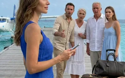 Reservé una isla privada para salvar mi matrimonio, pero él apareció con su madre y su ex: «Tú cocinarás mientras nosotros disfrutamos»… así que cancelé todo delante de ellos. «Tú cocinarás y limpiarás mientras nosotros disfrutamos de la playa, Lydia. Para eso está una esposa». Las palabras salieron de la boca de mi esposo allí mismo, en un muelle privado en los Cayos de Florida, frente a sus padres, frente a su exnovia y frente al piloto que nos esperaba para llevarnos en hidroavión a la isla privada que había reservado para nuestro aniversario. Me quedé paralizada, con las gafas de sol aún en la mano, el corazón latiéndome con fuerza, como si fuera a salirse del pecho. Llevábamos cinco años casados. Cinco años en los que Caleb Harrison presumía de relojes caros, cenas en el Harbor District, camisas italianas y coches de lujo, mientras todos creían que era un hombre de éxito. La realidad era muy distinta. La empresa de ciberseguridad que financiaba ese estilo de vida era mía. La había construido desde un pequeño apartamento en el West End, durmiendo tres horas por noche, rechazando fiestas, soportando deudas y burlas hasta convertirla en una empresa multimillonaria. Caleb trabajaba como gerente en una empresa de importación, pero su sueldo ni siquiera alcanzaba para la gasolina del coche que conducía. Aun así, seguía creyendo que podía salvar nuestro matrimonio. Por eso, para nuestro quinto aniversario, yo… Reservé una semana en una isla privada del Caribe: una villa con chef, personal completo, playa privada, transporte en hidroavión y total privacidad. Costó 150.000 dólares. Lo hice porque Caleb llevaba meses diciéndome que era fría, que mi empresa me había convertido en una mujer “sin hogar”, que necesitaba una esposa más presente.  Quería creerle.  La noche anterior al viaje, le di el itinerario en un sobre negro con letras doradas.  “Esto es para nosotros dos”, le dije. “Nada de reuniones, nada de llamadas, nada de distracciones. Solo tú y yo”.  Caleb apenas levantó la vista del teléfono.  “Espero que haya buena conexión a internet”, respondió. “No puedo desaparecer solo porque te sientas culpable”. Me dolió, pero me tragué el orgullo.  Al día siguiente llegué al muelle treinta minutos tarde por una emergencia en el trabajo. Esperaba encontrarlo solo, tal vez molesto, tal vez impaciente. Pero no.  Caleb estaba allí con su madre, Doña Graciela, su padre, Margot, y Tessa, su exnovia de la universidad, vestida con un vestido de lino blanco como si fuera la invitada de honor. Tessa le tocó el brazo con familiaridad.  Margot me miró de arriba abajo, como siempre.  —Menos mal que estás aquí —dijo Caleb—. Invité a mis padres y a Tessa. Está pasando por un mal momento. Además, la isla es enorme.  —¿Invitaste a tu ex a nuestro aniversario? —pregunté con la garganta anudada.  Sonrió con fastidio.  —No empieces con tus dramas de CEO. Puedes encargarte de cocinar y de la limpieza. Te vendría bien hacer algo útil con las manos.  Entonces Margot me dio el golpe final: —Es lo mínimo que puedes hacer con el dinero de mi hijo. Miré a Caleb. No la corrigió. Simplemente se ajustó las gafas de sol y sonrió. Yo también sonreí. Pero mi sonrisa ya no era la de una esposa dolida. Era la sonrisa de una mujer que acababa de despertar. Y nadie en ese muelle tenía idea de lo que iba a suceder a continuación… (Sé que todos tienen mucha curiosidad por la siguiente parte, así que si quieren leer más, ¡dejen un comentario con un “SÍ” abajo!) 👇👇