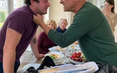 Jamás les conté a mis padres que el sueldo que tanto se obsesionaban con controlar era solo una pequeña parte de la riqueza que había acumulado en secreto. Cuando me negué una vez más a financiar el lujoso estilo de vida de mi hermana, mi padre me hizo deslizarme hasta la mesa del comedor, y mi madre se rió, llamándome una ingrata que necesitaba aprender a respetar. Pero en cuanto me limpié la sangre del labio y saqué de mi bolso una escritura sellada, el color desapareció de sus rostros.  El comedor estaba impregnado del aroma a pollo asado, esmalte de uñas de limón y el cálido ambiente de un domingo de verano. Sobre nosotros, el ventilador de techo giraba con un clic pausado, mientras un tazón de salsa se enfriaba intacto en el centro de la mesa.  En la familia Carter, el amor siempre venía con condiciones.  Papá lo llamaba responsabilidad.  Mamá lo llamaba aprecio.  Mi hermana mayor, Madison, lo llamaba apoyo cada vez que quería un bolso de diseñador, manicuras impecables, otro viaje de fin de semana de lujo o la oportunidad de reinventarse en un lugar más caro.  Cuando conseguí mi primer trabajo estable después de la universidad comunitaria, mi padre nunca me preguntó si disfrutaba del trabajo o si el largo trayecto me agotaba.  Su única pregunta era cuánto dinero ganaba.  Mamá sonreía como si ya se hubiera gastado cada centavo antes de que yo lo recibiera.  Fue entonces cuando aprendí a construir algo que ellos nunca podrían controlar.  A las 11:38 de la noche de un martes, sentada en la lavandería de mi edificio porque el wifi del piso de arriba no dejaba de fallar, registré mi primera LLC. Las secadoras vibraban con tanta fuerza que la máquina expendedora que estaba al lado temblaba. Guardé cada documento que recibí: los correos electrónicos de confirmación, los papeles de constitución, los extractos bancarios, los contratos, las facturas, los informes de inspección, las transferencias bancarias, los registros del condado y cada registro sellado.  No porque esperara una pelea.  Porque cuando creces en una familia que constantemente reescribe la historia, la documentación se convierte en protección.  Para ellos, yo seguía siendo la misma persona de siempre:  Tranquila.  Confiable.  Útil. El hijo esperaba entregar su sueldo cada vez que se lo pidieran.  Ese domingo, exactamente a las 4:18 de la tarde, Madison entró por la puerta con unas gafas de sol enormes en la cabeza y la sonrisa segura de quien cree que la decisión ya está tomada. Anunció que estaba “considerando seriamente” mudarse a Los Ángeles y que necesitaría ayuda económica para empezar.  Ayuda económica significaba alquiler.  Depósitos de seguridad.  Muebles.  Y probablemente un sinfín de gastos disfrazados de perseguir sueños.  Papá golpeó la mesa con la palma de la mano con tanta fuerza que los cubiertos tintinearon.  “Estás ayudando a tu hermana”, espetó. “Eso es lo que hace la familia”.  “No voy a pagar su estilo de vida”, respondí.  Mamá se rió al instante, con una risa aguda y divertida.  “Escúchalo”, dijo. “El parásito cree que tiene derecho a voto”.  Madison puso los ojos en blanco, pero no dijo nada en mi defensa. Nunca lo había hecho.  Ese era el patrón en nuestra familia.  Madison hizo la exigencia.  Mamá añadió la crueldad.  Papá la impuso.  Y se esperaba que todos los demás lo llamaran amor.  Mi hermana menor, Lily, estaba acurrucada de lado en el sofá junto a la ventana, con las mangas cubriéndole las manos. Su teléfono descansaba entre sus dedos como si estuviera decidiendo si empezar a grabar o pedir ayuda. Afuera, una pequeña bandera estadounidense se mecía suavemente contra el soporte del porche con la cálida brisa.  Papá echó la silla hacia atrás.  «Dale el dinero».  «No».  Mi voz sonaba mucho más firme de lo que me sentía.  Por un breve instante, imaginé volcar la mesa entera y ver cómo el pollo, el té dulce, la salsa y los platos caros se estrellaban contra el suelo. Imaginé devolver años de caos a quienes lo habían creado.  En cambio, me quedé quieta.  Papá me agarró del cuello antes de que pudiera reaccionar. Las patas de mi silla rasparon violentamente el suelo de madera. Su camisa de franela llenó mi visión. Entonces mi boca golpeó el borde de la mesa con un dolor tan agudo que la habitación se volvió borrosa.  El sabor a sangre me inundó la boca.  Madison emitió un sonido, no de preocupación, sino de irritación, como si hubiera interrumpido la cena.  Mamá se recostó en su silla, tranquila y entretenida, observando como si estuviera mirando cupones.  Lily se quedó paralizada.  Nadie se movió.  El ventilador de techo hizo un clic.  Una mancha de salsa se deslizó lentamente por el costado de la fuente.  Me dolía un diente.  Papá estaba de pie junto a mí, respirando con dificultad, con la expresión de un hombre convencido de haber ganado.  —Tienes que recordar quién te crió —gruñó.  Mamá ladeó la cabeza.  —Respeto —dijo en voz baja—. Eso es todo lo que siempre quisimos.  Me limpié la boca con el dorso de la mano. Me escocía el labio, pero mantuve la mano firme mientras buscaba algo en mi bolso.  Papá sonrió con sorna.  ¿Y ahora qué? ¿Otra excusa?  Sin responder, saqué un documento doblado que había recogido en la oficina del registrador del condado solo tres días antes. El sello oficial negro estaba claramente visible en la parte superior, y el nombre de la empresa estaba impreso exactamente como aparecía en mis documentos de registro.  Lo coloqué sobre la mesa entre los ojos de Madison.Un vaso de té dulce y el plato de pollo frío.  Madison se inclinó hacia mí.  La sonrisa de mamá desapareció.  Papá agarró el papel como si pudiera romperlo.  Sus ojos recorrieron la descripción de la propiedad.  Los detalles de la transferencia.  La sección de firmas.  Entonces se detuvieron.  Su pulgar se quedó congelado sobre la última línea.  El silencio inundó la habitación.  Por primera vez en mi vida, Richard Carter parecía asustado.  Porque bajo su pulgar estaba la palabra que lo cambió todo.  Historia completa en el primer comentario 👇👇