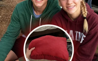 Mi hija desapareció durante un campamento escolar; lo que encontré dentro de una almohada roja escondida debajo de la cama de mi hijo un año después reveló la terrible verdad.  Mis hijos mellizos, Lily y Noah, ambos de 14 años, eran inseparables. Siempre juntos, siempre apoyándose, siempre defendiéndose. El verano pasado, me rogaron que los dejara ir a un campamento escolar. Si hubieran ido por separado, no lo habría permitido. Pero estaban juntos, así que accedí.  Pero una noche, recibí la llamada más aterradora de mi vida. Lily había desaparecido mientras estaba en el bosque recogiendo setas con Noah.  Noah me contó que se agachó para cortar una seta y, cuando se incorporó, Lily ya no estaba.  La búsqueda duró tres meses. Luego llegaron los volantes. Después, el detective dejó de contestar mis llamadas.  Y que Dios me perdone: empecé a sentir rabia hacia mi propio hijo. ¿Cómo podía no cuidarla? No hablaba. Ni a mí, ni a la policía, ni al terapeuta que pagué con todos nuestros ahorros. Él solo susurraba las mismas dos frases: “Se fue. No me dijo nada”.  El novio de Lily, Caleb, venía a menudo. Traía flores del supermercado. Lloraba conmigo en el porche. Me decía que nunca dejaría de amarla. Era la única persona en el pueblo que aún pronunciaba su nombre.  El sábado pasado, Noah se fue a entrenar béisbol. Llevaba meses haciéndolo, desde que Lily desapareció. Pero nunca me invitó a sus partidos. Ni siquiera sabía quién era su entrenador.  Entré en su habitación para guardar la ropa. Fue entonces cuando vi una bolsa de plástico metida debajo de la cama.  Dentro había una almohada roja. Nunca la había visto en mi vida.  Estaba abultada. Pesada. Deforme. La costura de la parte inferior estaba mal cosida con hilo negro grueso.  Me temblaban las manos. Fui a la cocina y cogí unas tijeras.  Corté el hilo.  Algo duro y manchado se deslizó y cayó al suelo de madera.  Cuando lo recogí y lo miré más de cerca, grité. El corazón me latía tan fuerte que no podía respirar.  El secreto que mi hijo había guardado durante todo un año era lo peor que jamás me hubiera imaginado. ⬇️