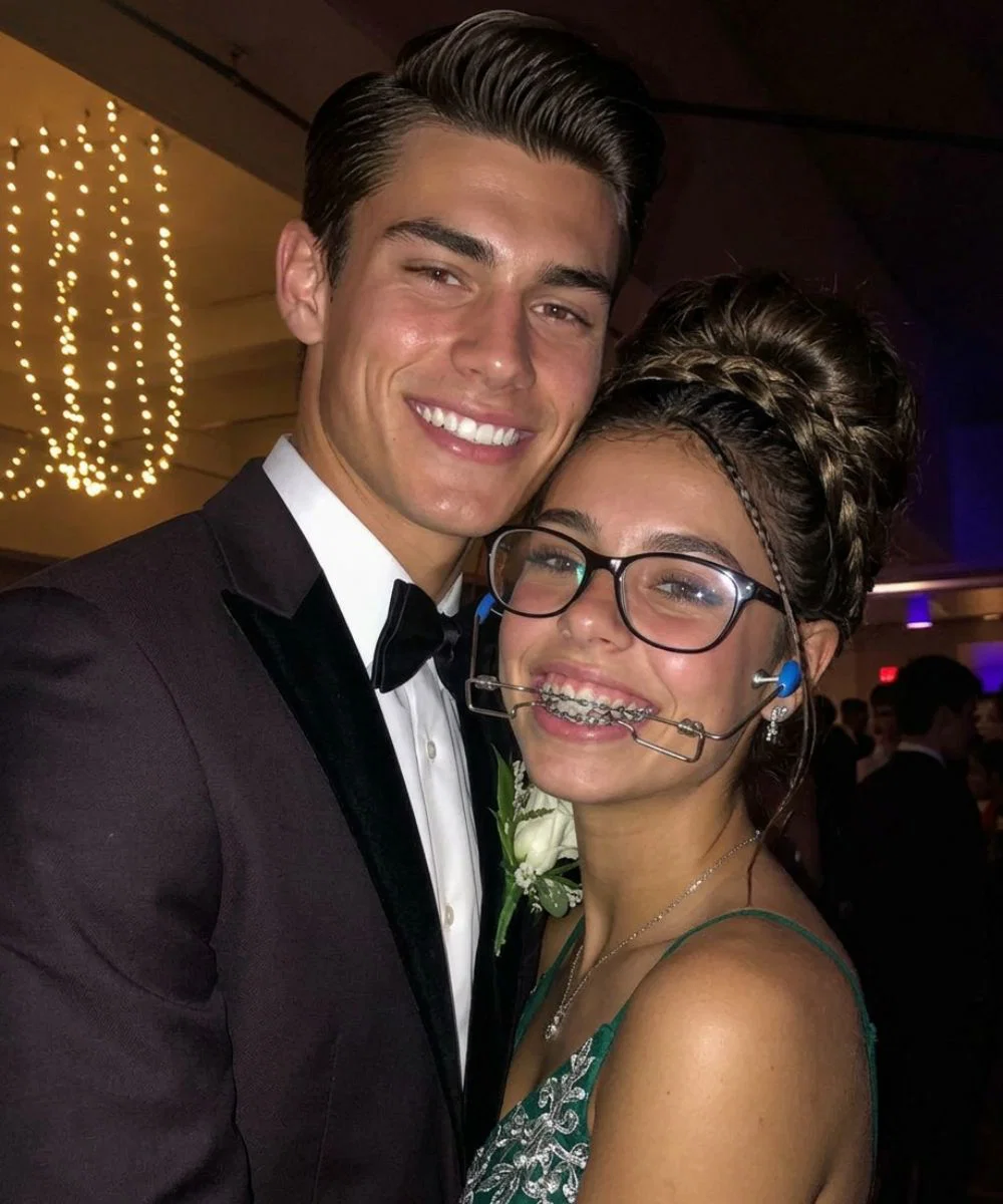 El chico más popular del colegio invitó a mi hija al baile de graduación. Pero a mitad del baile, me apartó y me susurró: «Cumplí mi promesa. Ahora te toca a ti».  Mi hija, Elsie, había pasado dos años con un aparato de ortodoncia complicado. No eran solo brackets. Los chicos del colegio lo llamaban «aparato robótico» hasta que dejó de sonreír en las fotos.  Así que cuando llegó a casa radiante y dijo:  «¡Mamá, Mason me invitó al baile! ¡Me dijo que era guapísima!»  Casi lloro con ella.  Todo el mundo en nuestro pequeño pueblo conocía a Mason. Era un atleta estrella, uno de los mejores estudiantes del colegio y parecía un chico genuinamente amable. De verdad creía que podría ser bueno para mi hija.  Quizás necesitaba creerlo porque había criado a Elsie sola desde que su padre me abandonó en mi propio baile de graduación.  Así que la noche del baile, le puse una pinza de perlas en sus rizos y la vi entrar al gimnasio.  Durante casi una hora, Mason se comportó a la perfección. Le tomó la mano. Le trajo el ponche. Se inclinaba cada vez que ella hablaba, como si cada palabra importara.  Entonces, durante la canción lenta, Elsie apartó bruscamente su mano.  Corrió hacia mí por el gimnasio, con el rostro enrojecido y lleno de lágrimas.  —¿Cómo pudiste? —gritó.  Me quedé paralizada. —Elsie, ¿qué pasó?  —Le pagaste, ¿verdad? —Su ​​voz se quebró tan fuerte que dos chicas cerca de la mesa del ponche se giraron para mirarla—. ¡Sentiste lástima por mí, así que hiciste que Mason fingiera que le gustaba!  Sus palabras me golpearon como una bofetada.  —No —susurré—. Cariño, te lo juro…  Pero Elsie se apartó de mí.  Fue entonces cuando Mason apareció a mi lado.  Tenía el rostro pálido.  —Cumplí mi parte del trato —murmuró—. Ahora te toca a ti.  Apreté con fuerza la correa de mi bolso.  —¿Qué trato?  Miró a Elsie, luego hacia el pasillo.  —No armes un escándalo —dijo—. Ven conmigo.  Sentí un nudo en el estómago.  Mason me guió pasando la vitrina de trofeos, la sala de música y hacia el estrecho armario de suministros detrás del escenario.  Dentro, bajo una bombilla parpadeante, alguien estaba sentado encorvado sobre un cubo volcado.  Al principio, no pude ver bien su rostro.  Entonces levantó la cabeza.  Por un segundo, toda la habitación pareció tambalearse.  —¡¿TÚ?! —grité—. ¡¿Cómo pudiste organizar esto?! Historia completa en el primer comentario 👇👇