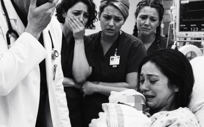 Entró sola al hospital para dar a luz… y momentos después del nacimiento de su bebé, el médico lo miró y de repente rompió a llorar.