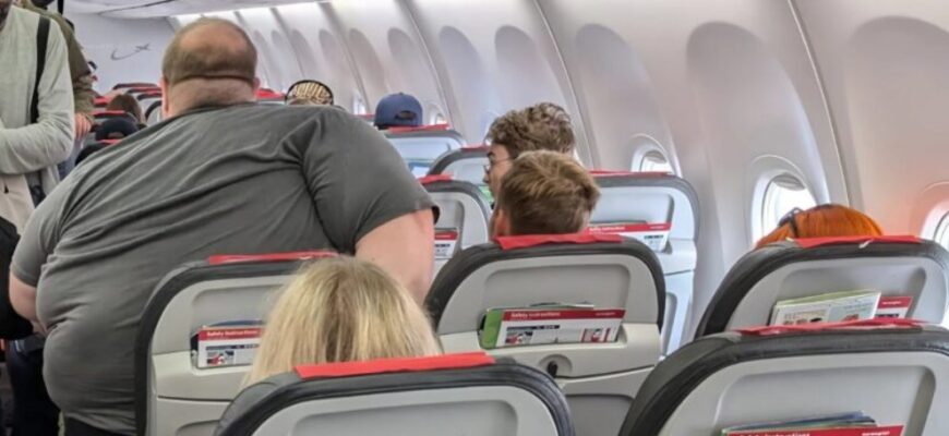 La azafata le pidió al hombre que se bajara del avión debido a su tamaño, pero él dio una explicación inesperada.