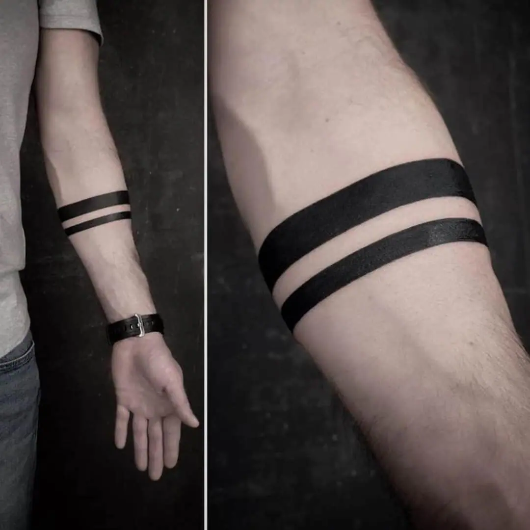 La banda negra tatuada: un símbolo discreto con profundas resonancias.