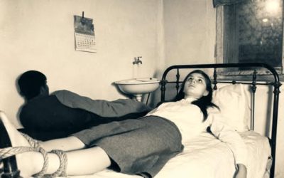 Me entregaron a los 16 años al carnicero del mercado. La primera noche me ató a los pies de la cama y me dijo: “Ahora eres mía por 200 levas. Eso es lo que vales”.