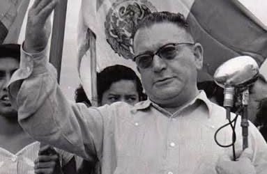 La Masacre de la Alameda… Un día como hoy 7 de julio, pero del año de 1952.  La mañana siguiente a las elecciones presidenciales amaneció cargada de incertidumbre. El país acababa de vivir una de las contiendas más tensas de su historia reciente. Miles de mexicanos habían depositado su esperanza en la candidatura del general Miguel Henríquez Guzmán, un militar revolucionario identificado con los ideales del cardenismo y respaldado por amplios sectores campesinos, obreros y populares que exigían el retorno de los principios sociales de la Revolución Mexicana.