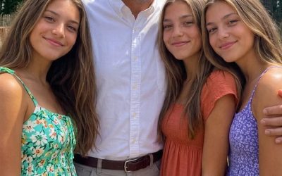 Mi esposa falleció repentinamente, dejándome con cuatro hijos. Después del funeral, mi suegra me entregó una caja sellada y me dijo: “Ella quería que tuvieras esto”.