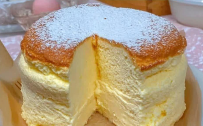 Pastel clásico de vainilla con mantequilla y salsa de suero de leche