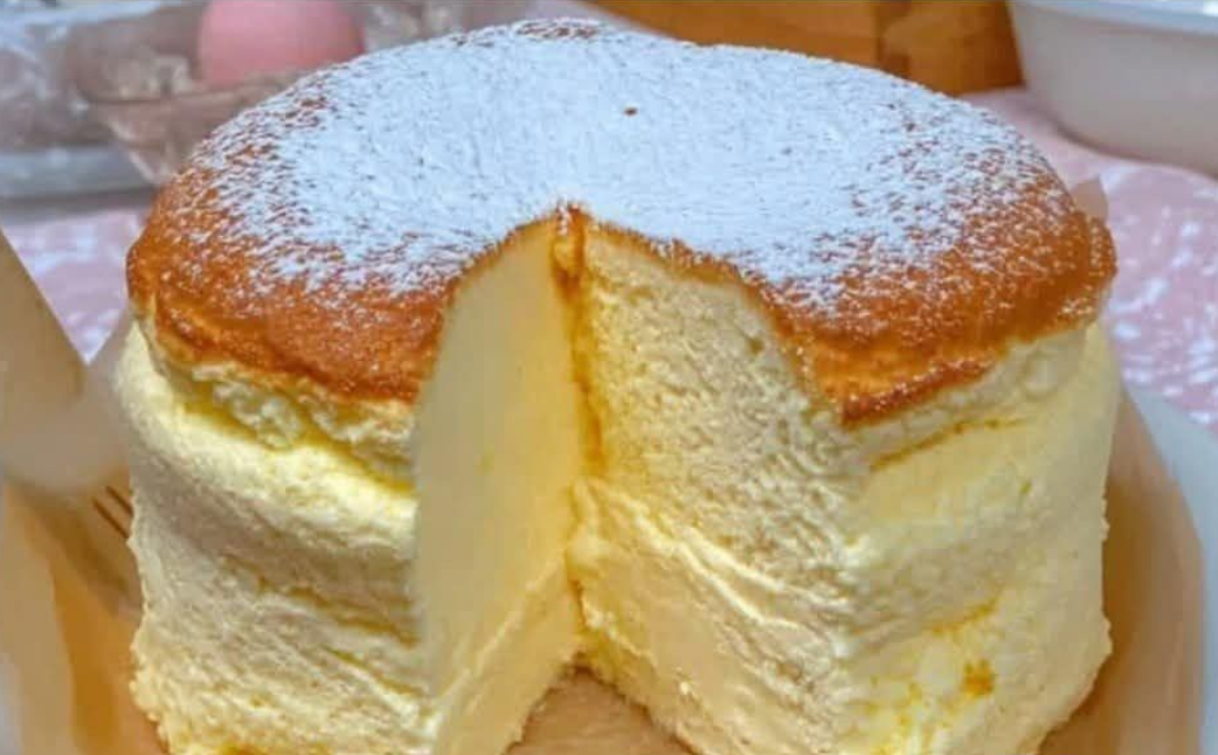 Pastel clásico de vainilla con mantequilla y salsa de suero de leche
